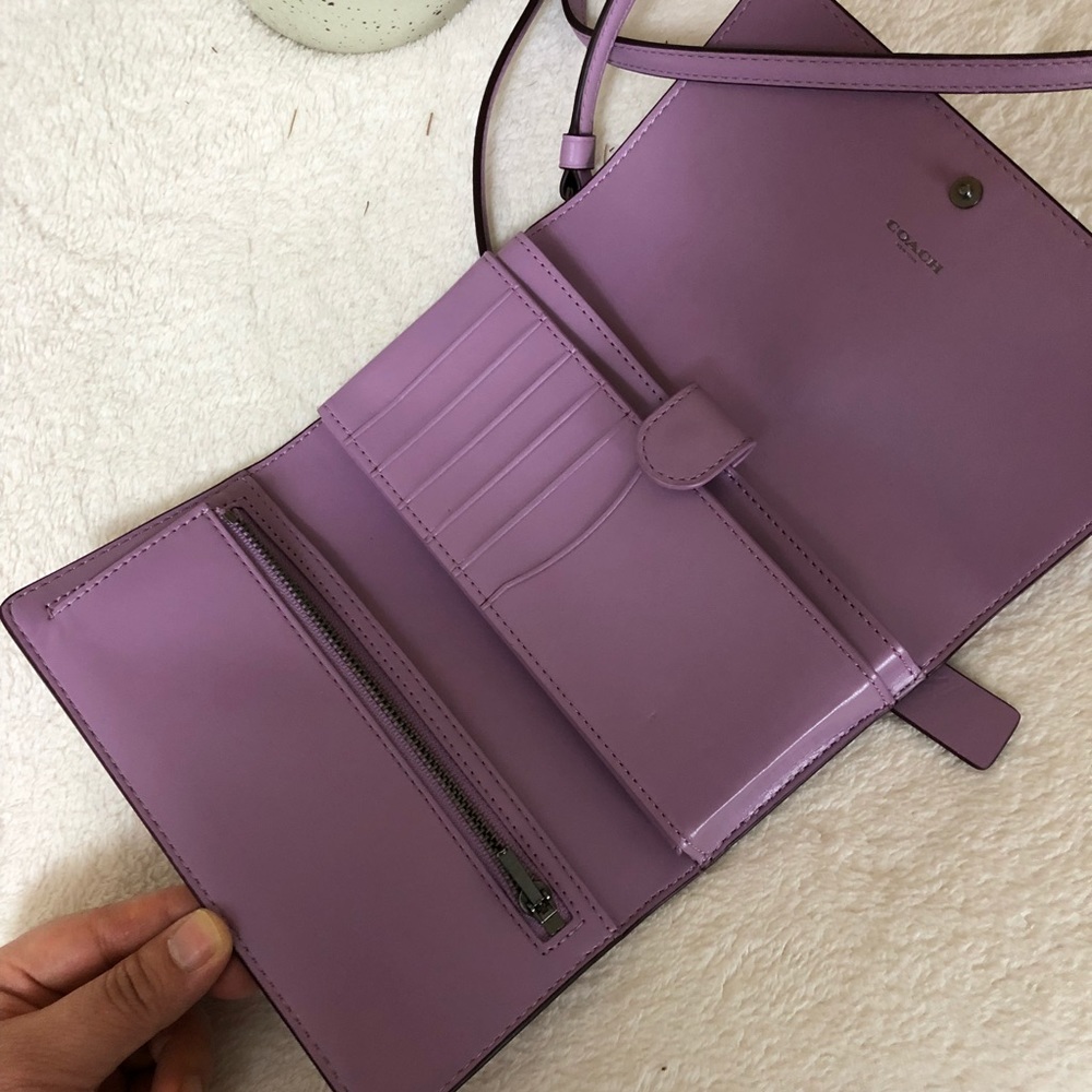 COACH Phone Crossbody in Smooth Leather - Lily - Picture 3 of 6